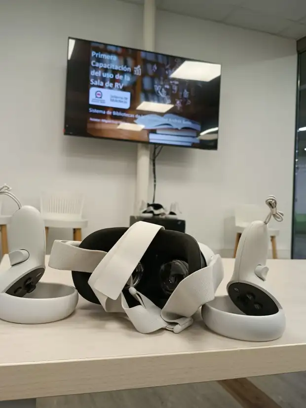 Lentes y controles de realidad virtual sobre una mesa durante la primera capacitación de uso de la Sala RV.