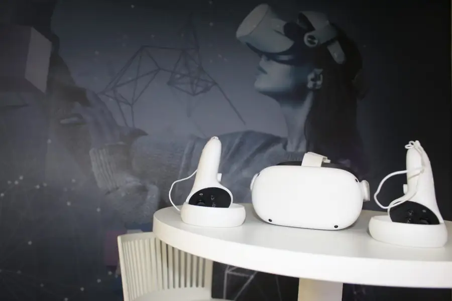Lentes y controles de realidad virtual sobre una mesa en la Sala RV de la Biblioteca UNAB.